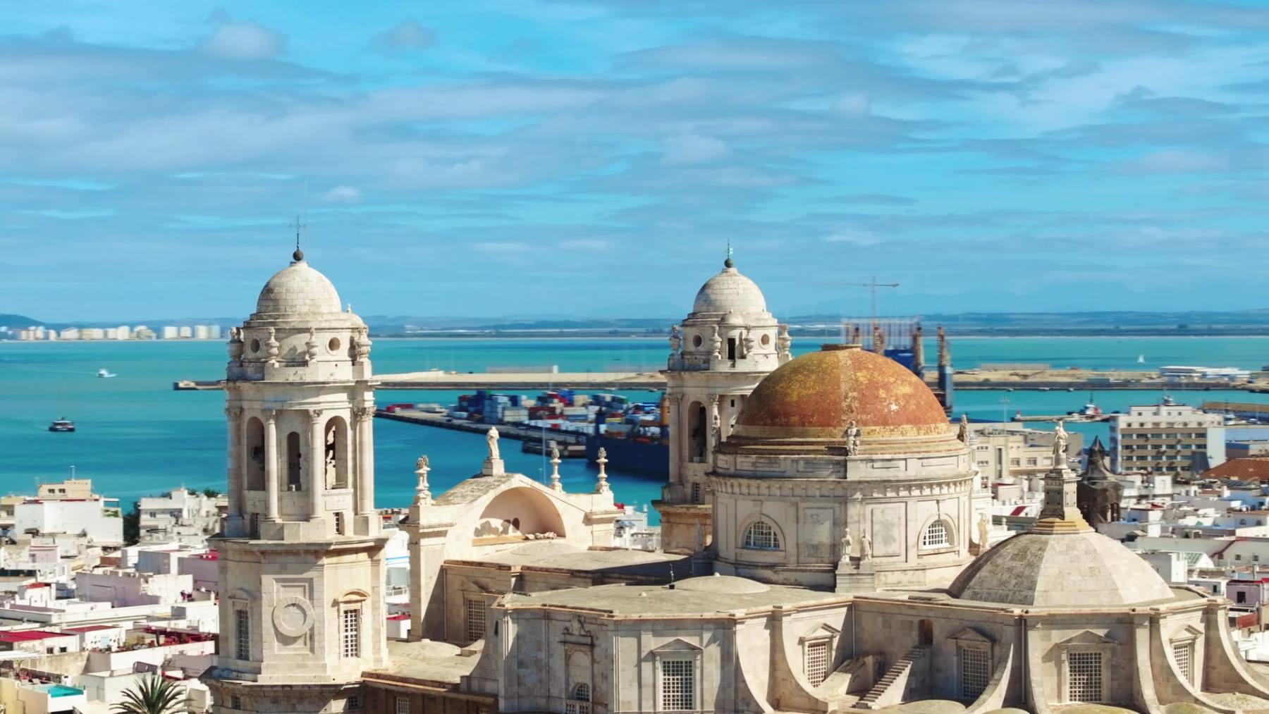 Vista aérea de la Bahía de Cádiz y la ciudad sobre la península